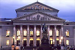 Auenansicht der Oper